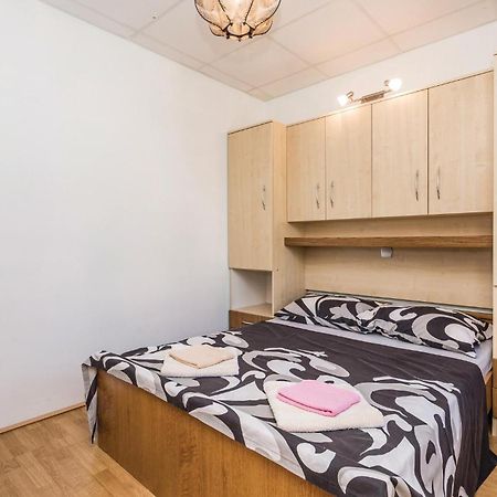 Awesome Apartment In Dinjiska With Kitchen Ngoại thất bức ảnh