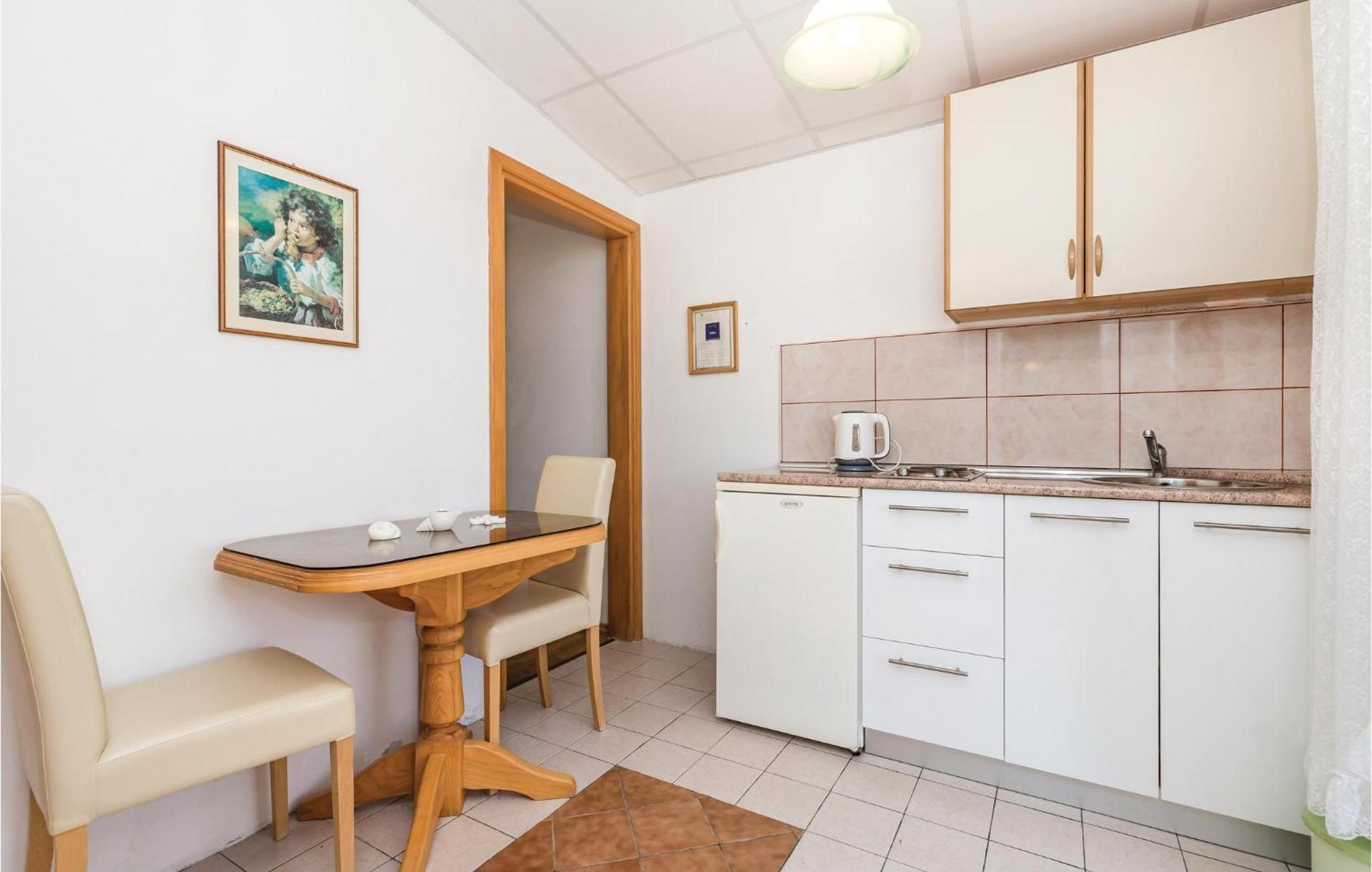 Awesome Apartment In Dinjiska With Kitchen Ngoại thất bức ảnh