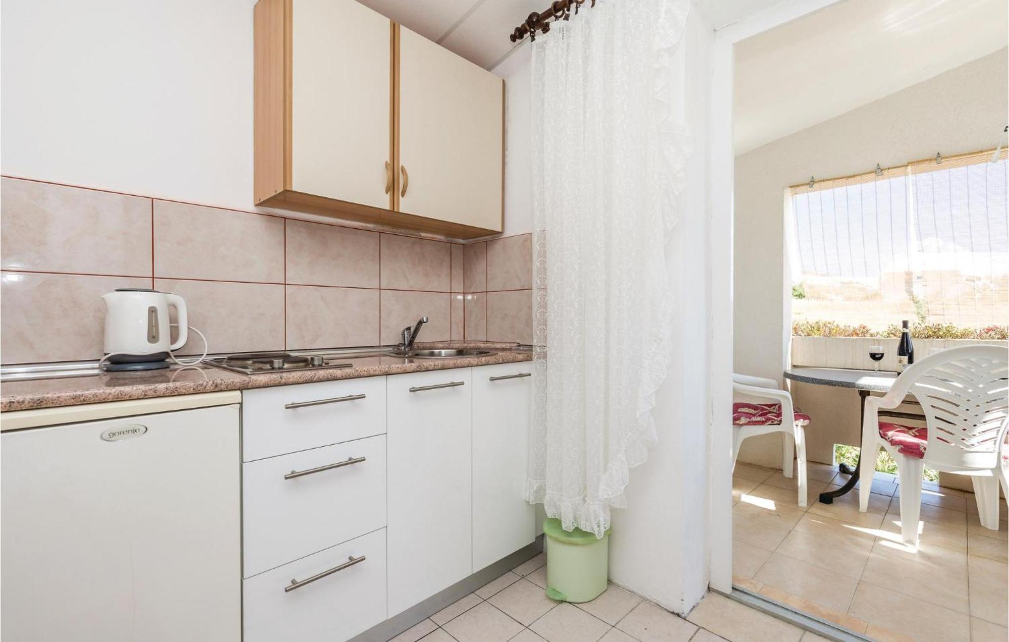 Awesome Apartment In Dinjiska With Kitchen Ngoại thất bức ảnh