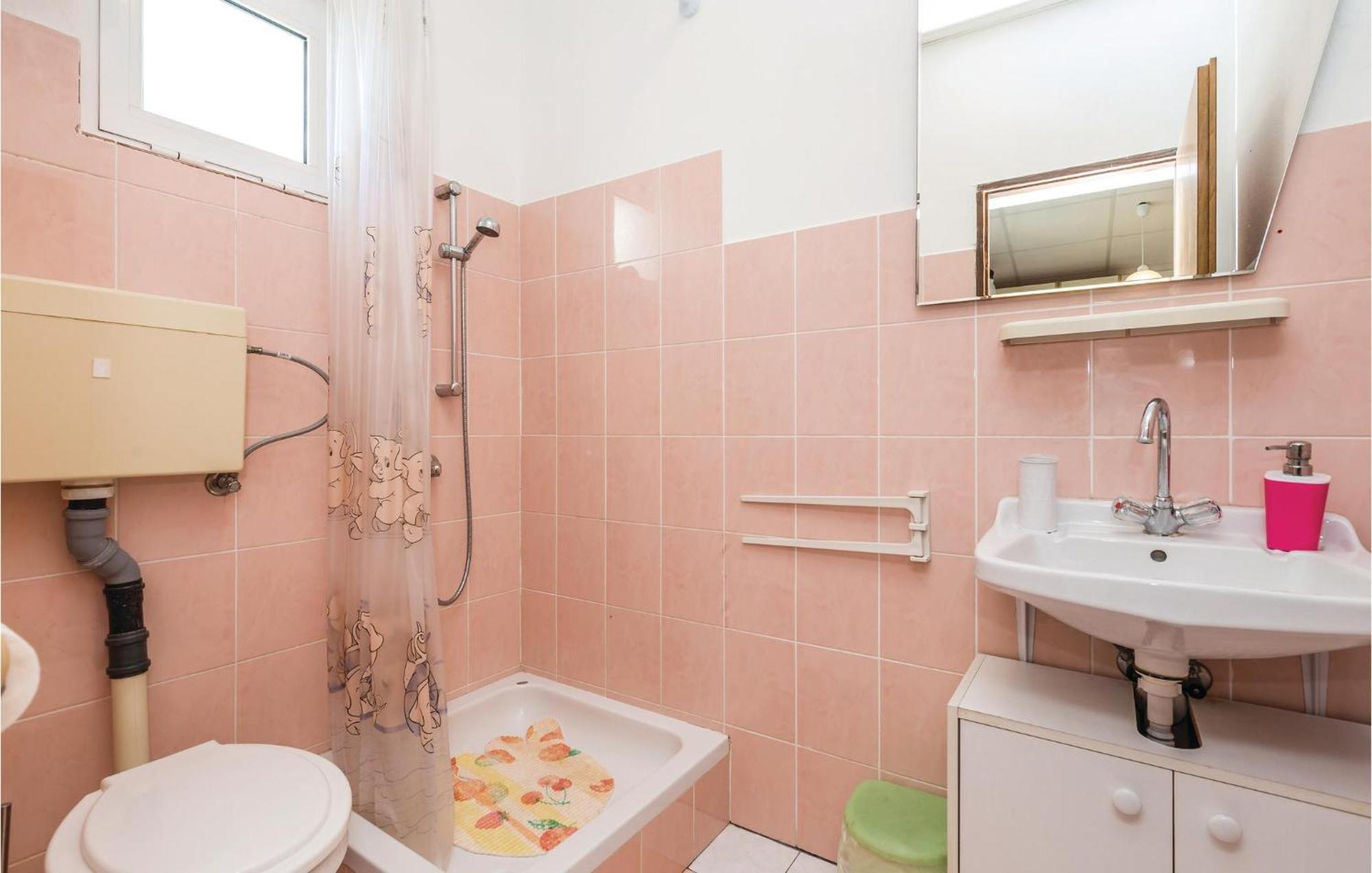 Awesome Apartment In Dinjiska With Kitchen Ngoại thất bức ảnh