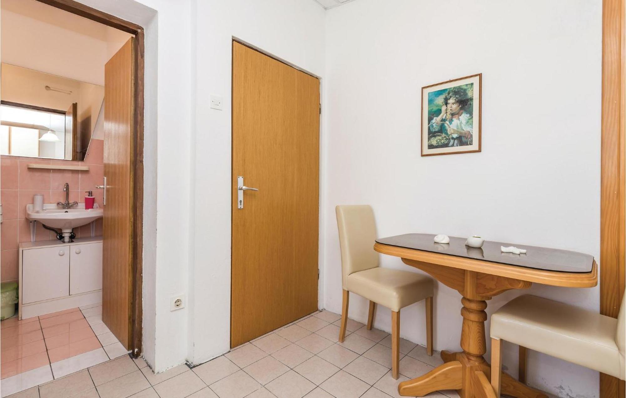 Awesome Apartment In Dinjiska With Kitchen Ngoại thất bức ảnh